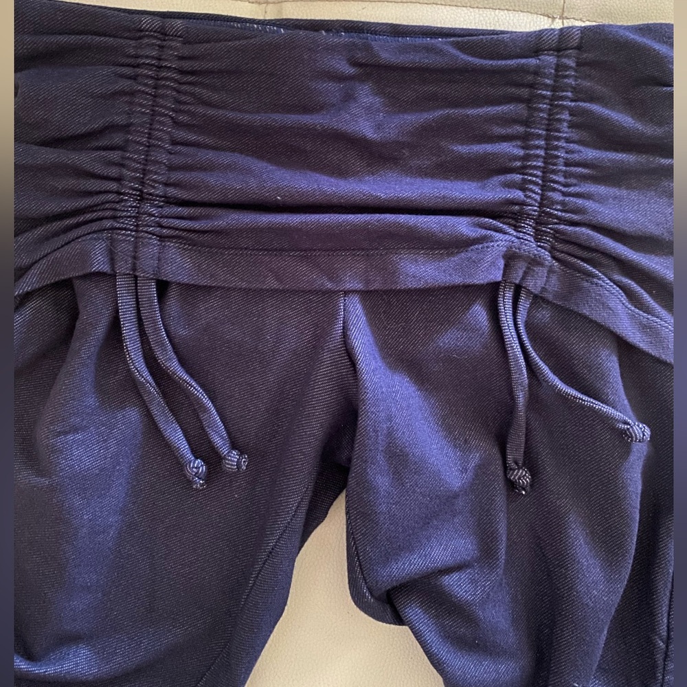 Ruffled Stretch Denim Capris - image 7